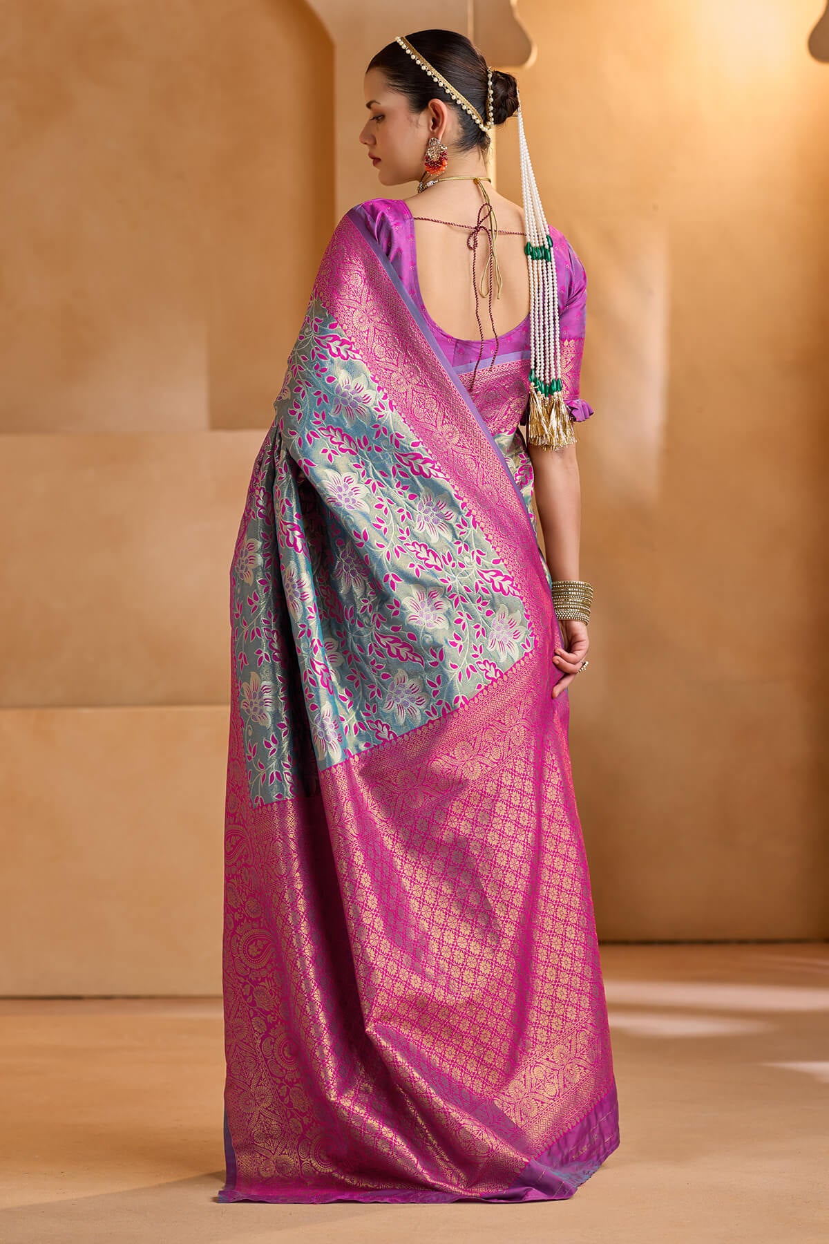 Brood Rama Kanjivaram Silk Saree With Splendiferous Blouse Piece