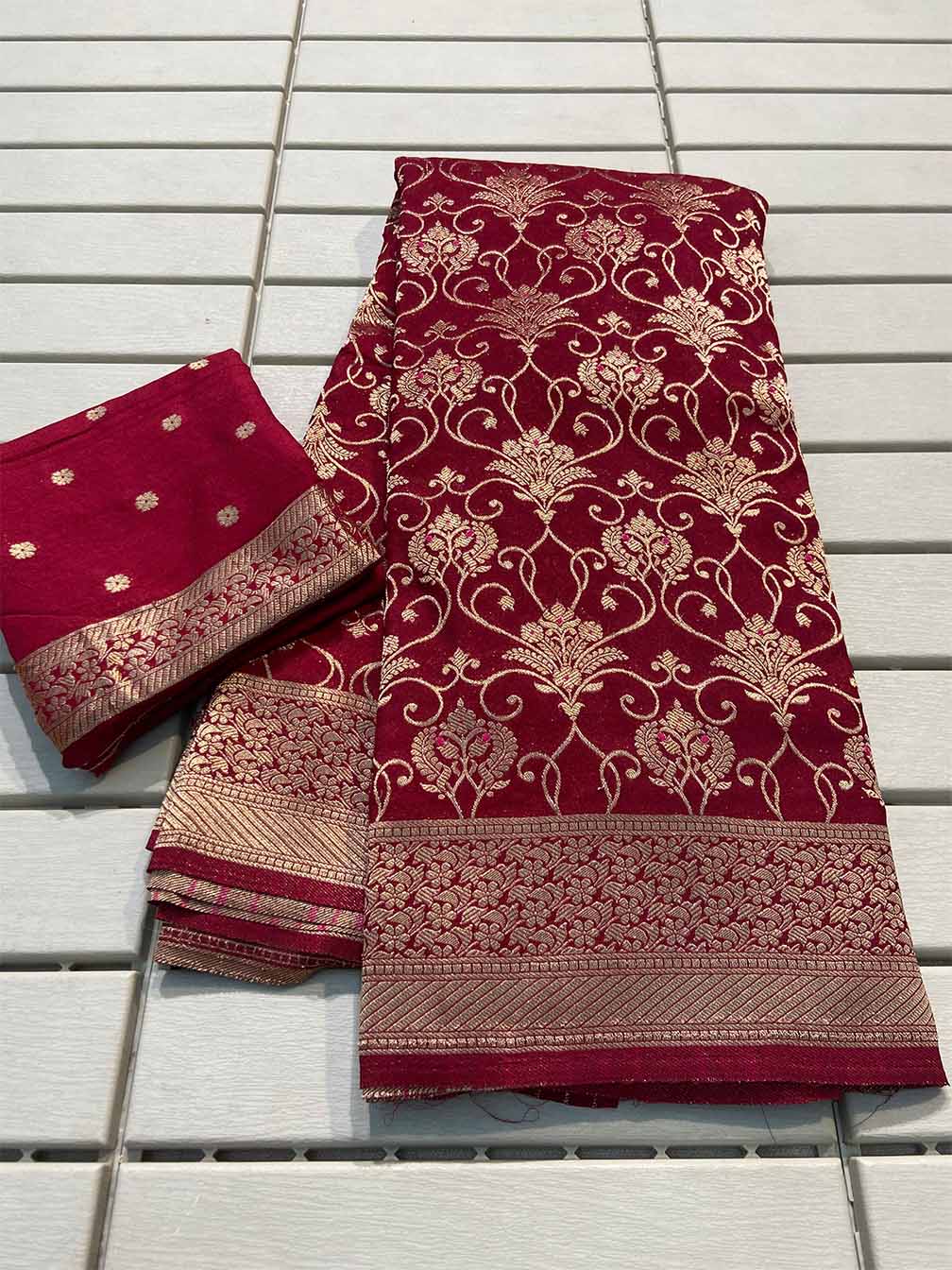 Splendiferous Red Soft Banarasi Silk Saree With Denouement Blouse Piece