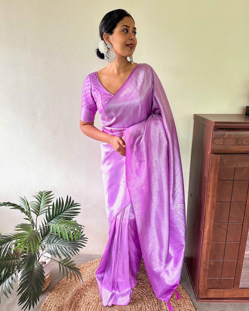 Charming Lavender Kanjivaram Silk Saree With Flattering Blouse Piece