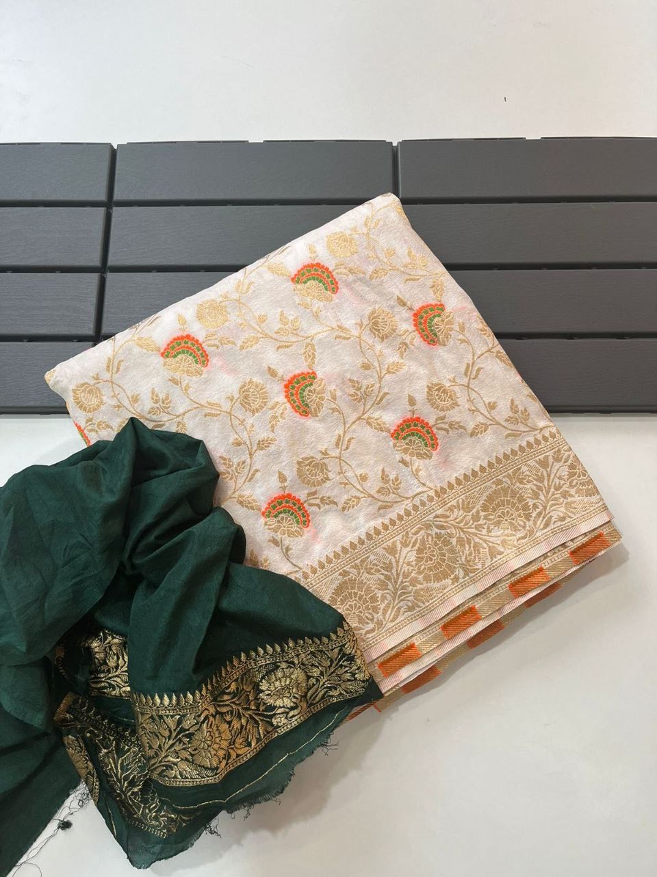 Demanding Off White Soft Banarasi Silk Saree With Engrossing Blouse Piece