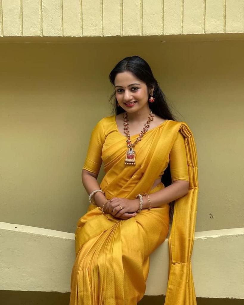 Exceptional Yellow Kanjivaram Silk Saree With Smart Blouse Piece
