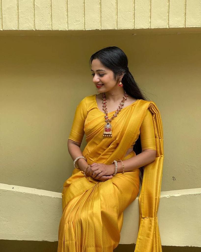 Exceptional Yellow Kanjivaram Silk Saree With Smart Blouse Piece