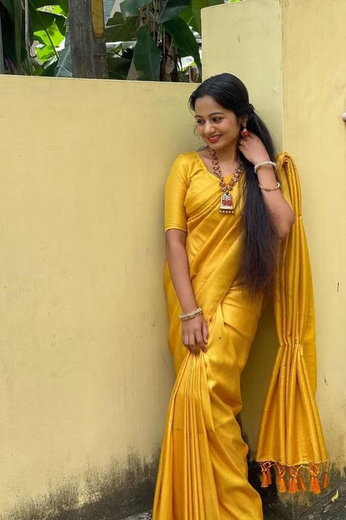Load image into Gallery viewer, Exceptional Yellow Kanjivaram Silk Saree With Smart Blouse Piece
