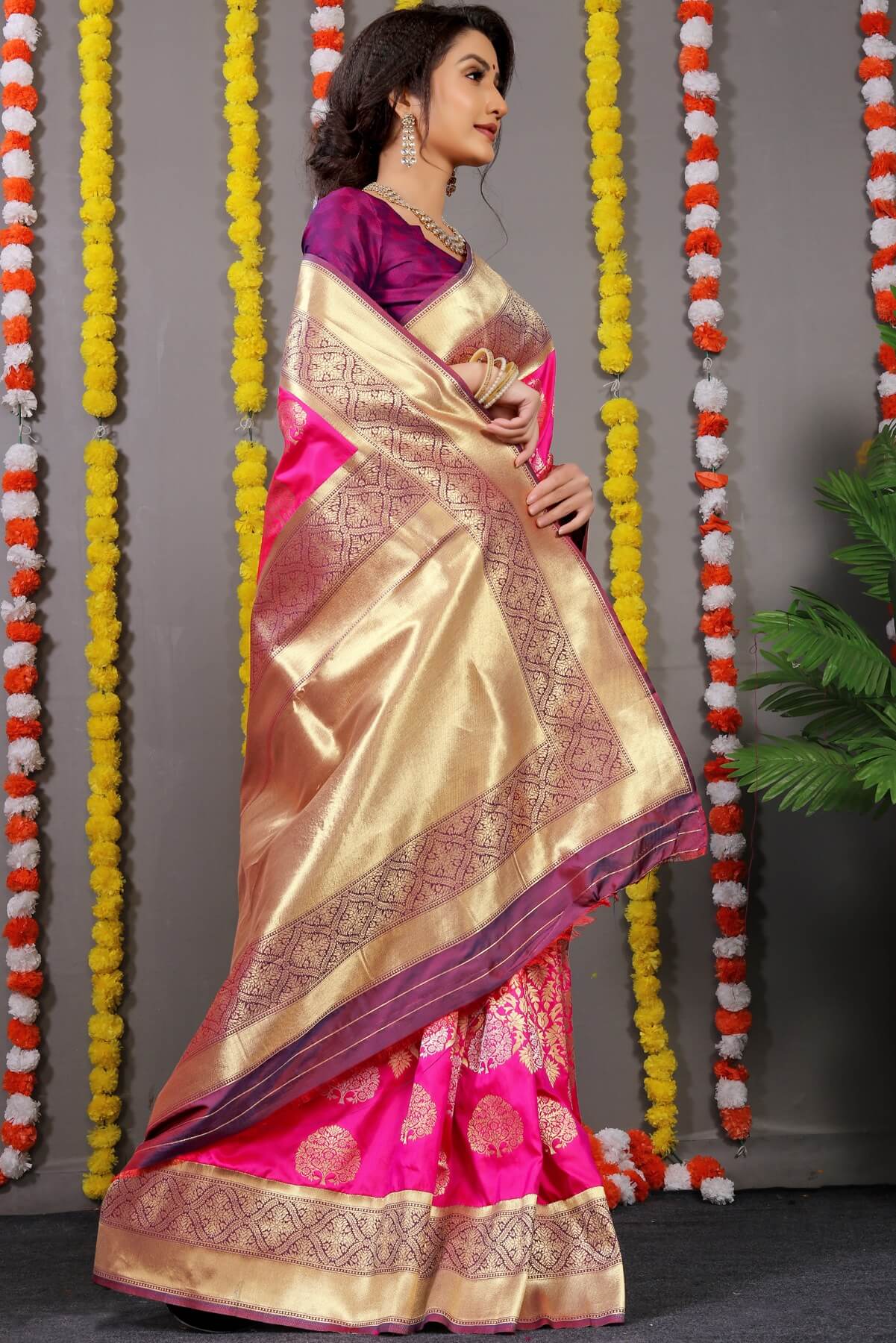 Easy on the eyes Dark Pink Banarasi Silk Saree With Comely Blouse Piece