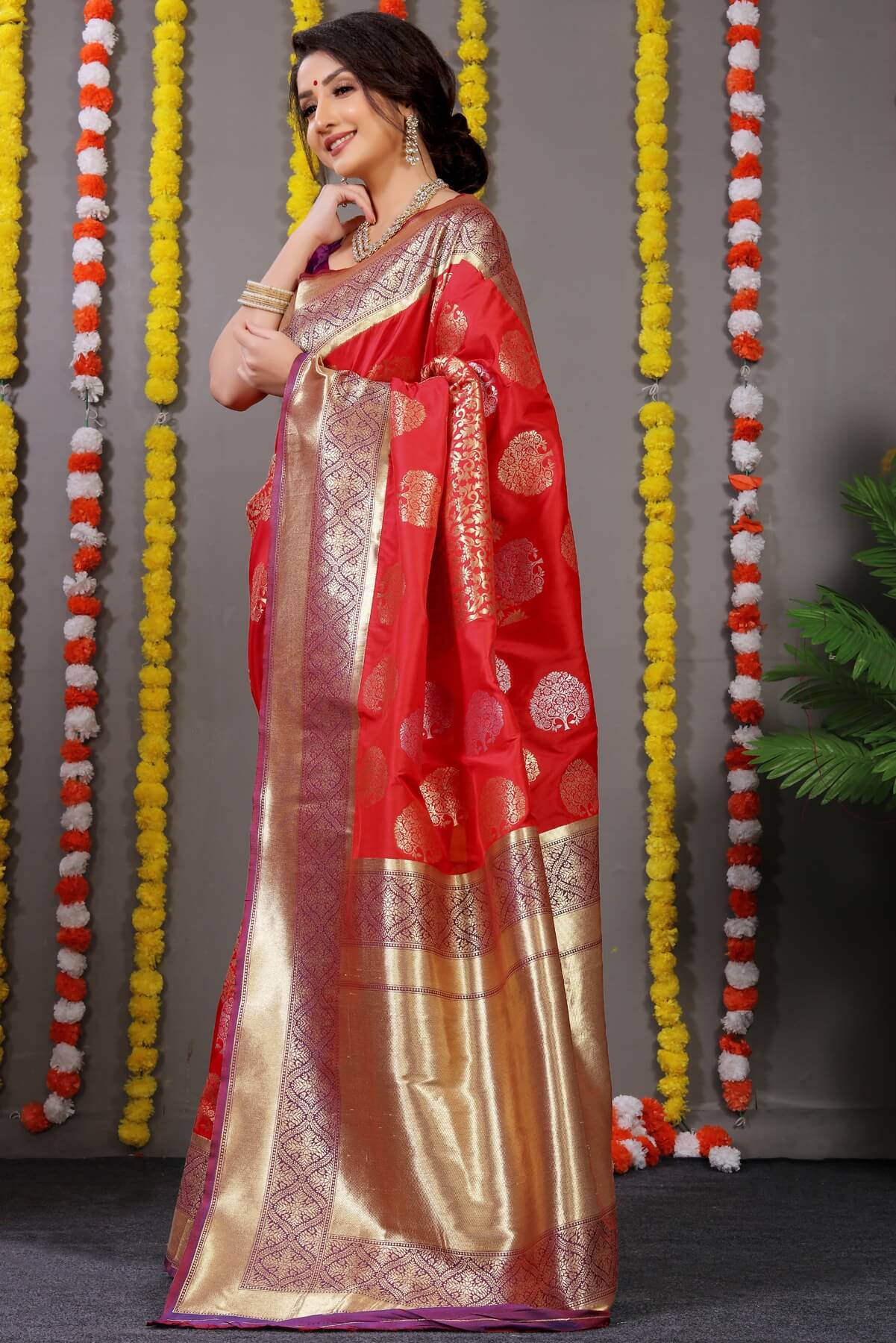 Incomparable Red Banarasi Silk Saree With Comely Blouse Piece
