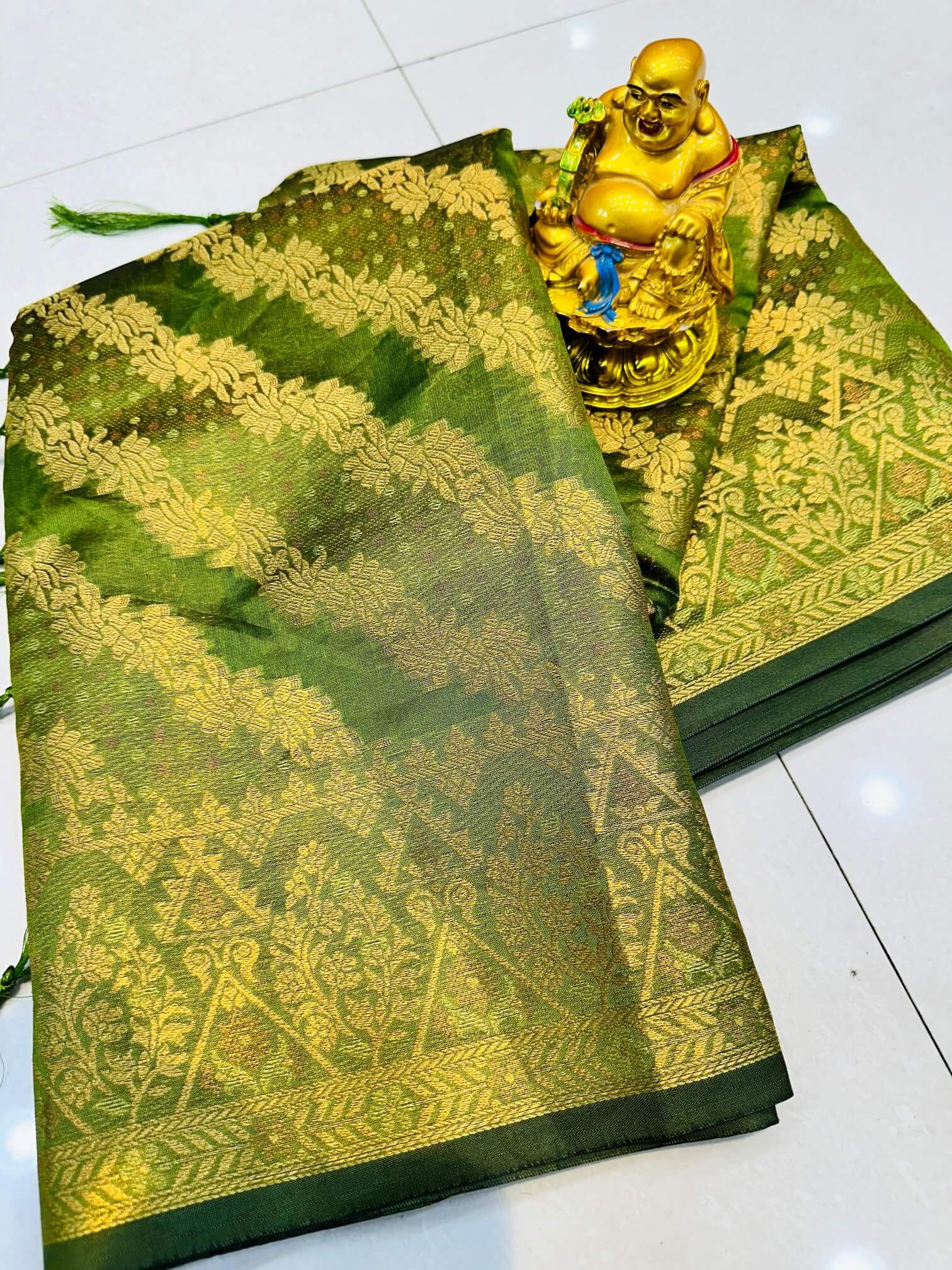 Gratifying Green Organza Silk Saree With Adorning Blouse Piece