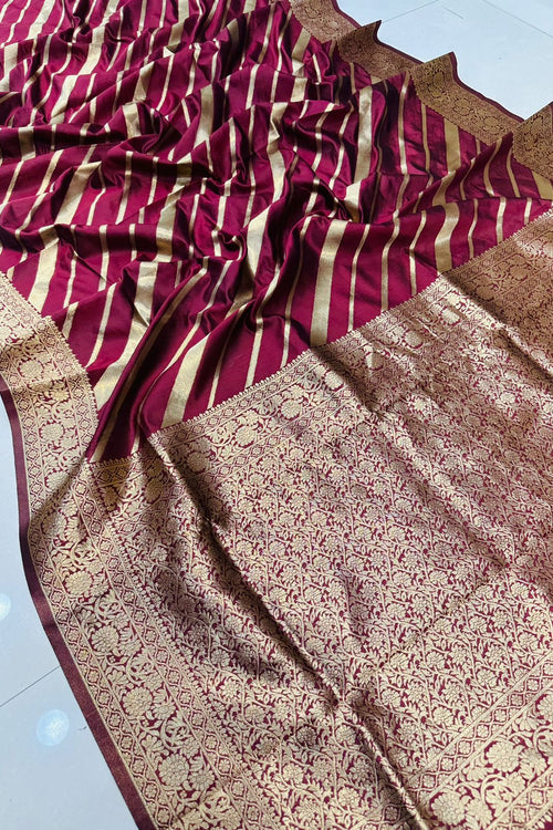 Load image into Gallery viewer, Conflate Wine Banarasi Silk Saree With Demure Blouse Piece
