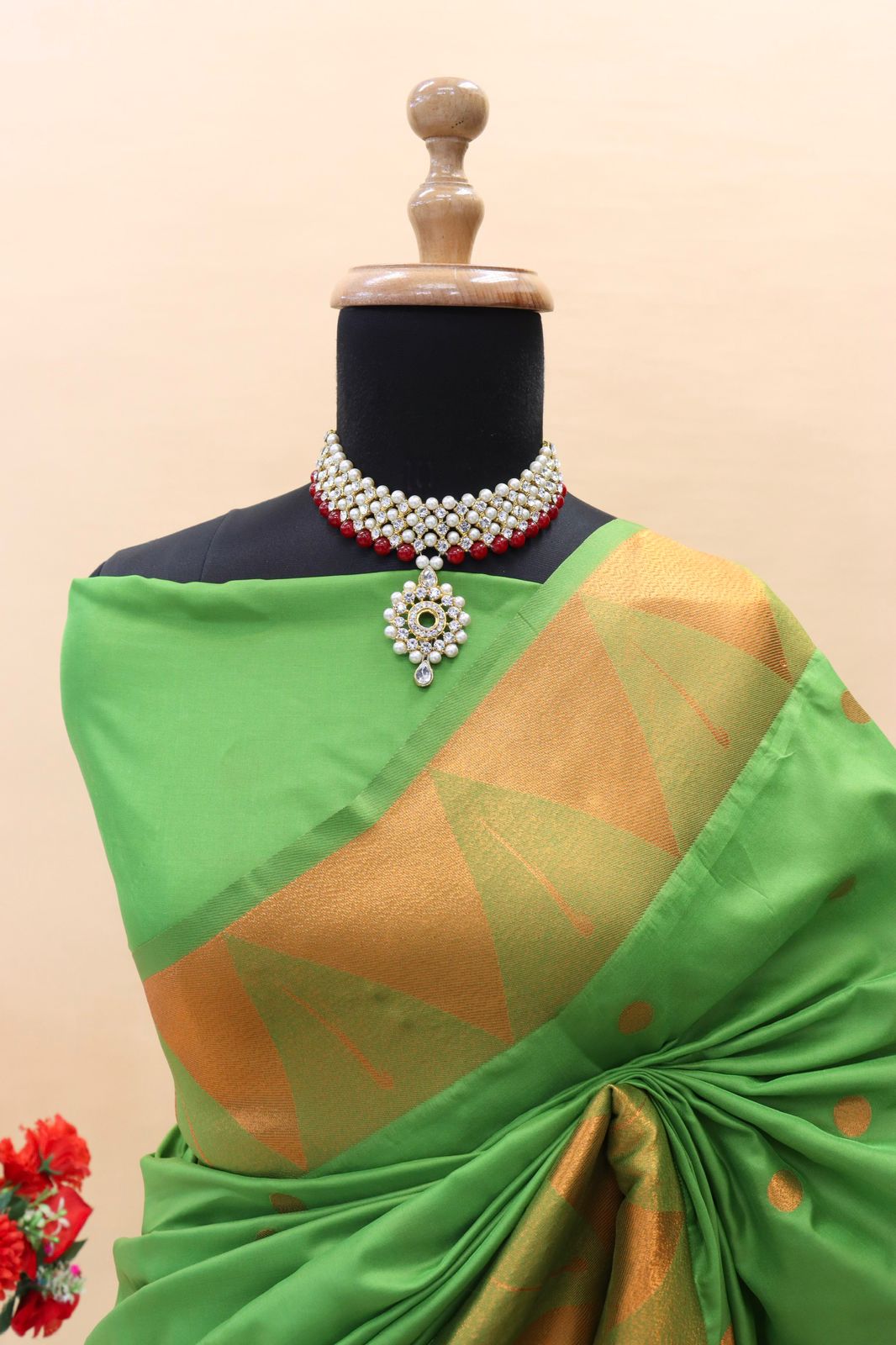 Pleasurable Green Paithani Silk Saree With Snappy Blouse Piece