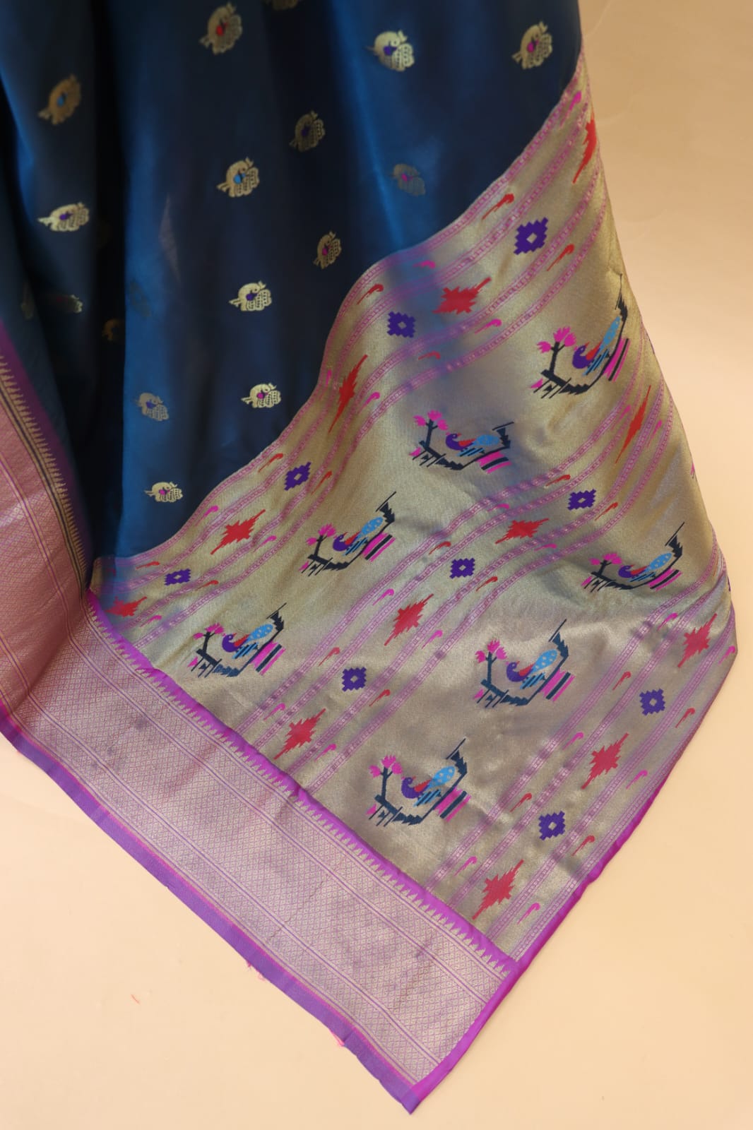 Magnetic Navy Blue Paithani Silk Saree With Redolent Blouse Piece