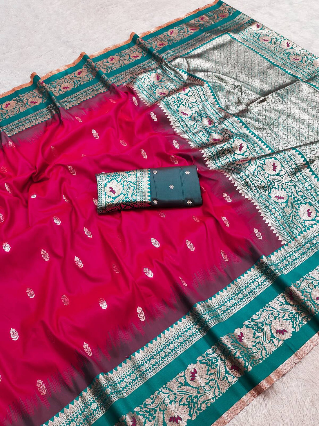 Charismatic Dark Green Pure Banarasi Silk Saree With Trendy Blouse Piece