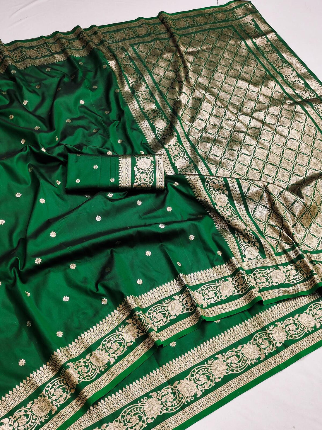 Ethereal Dark Green Pure Zari Weaving Banarasi Silk Saree With Artistic Blouse Piece
