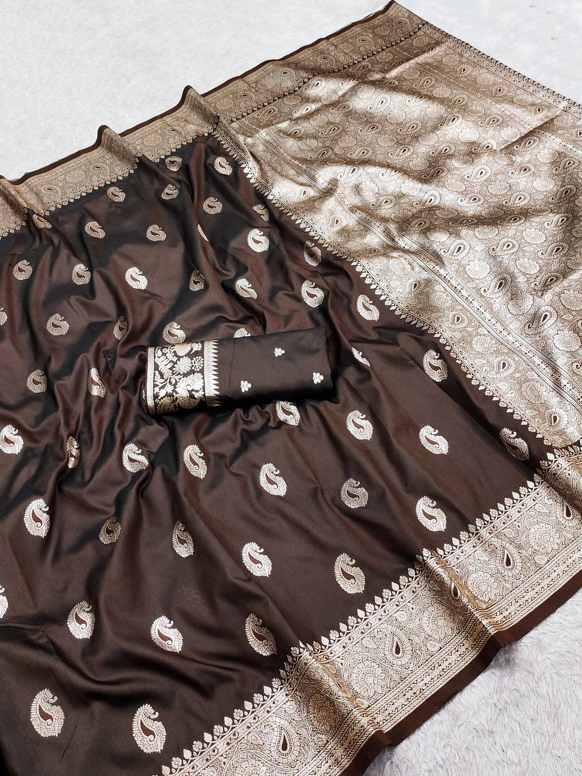 Girlish Brown Pure Banarasi Silk Saree With Surpassing Blouse Piece