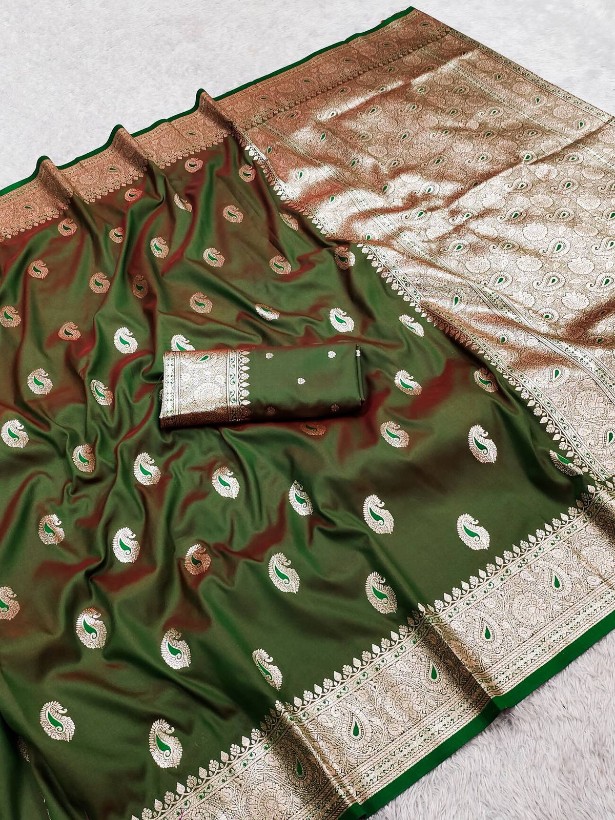 Allure Green Pure Banarasi Silk Saree With Elision Blouse Piece