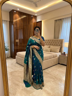 Winsome Rama Pure Banarasi Silk Saree With Efflorescence Blouse Piece