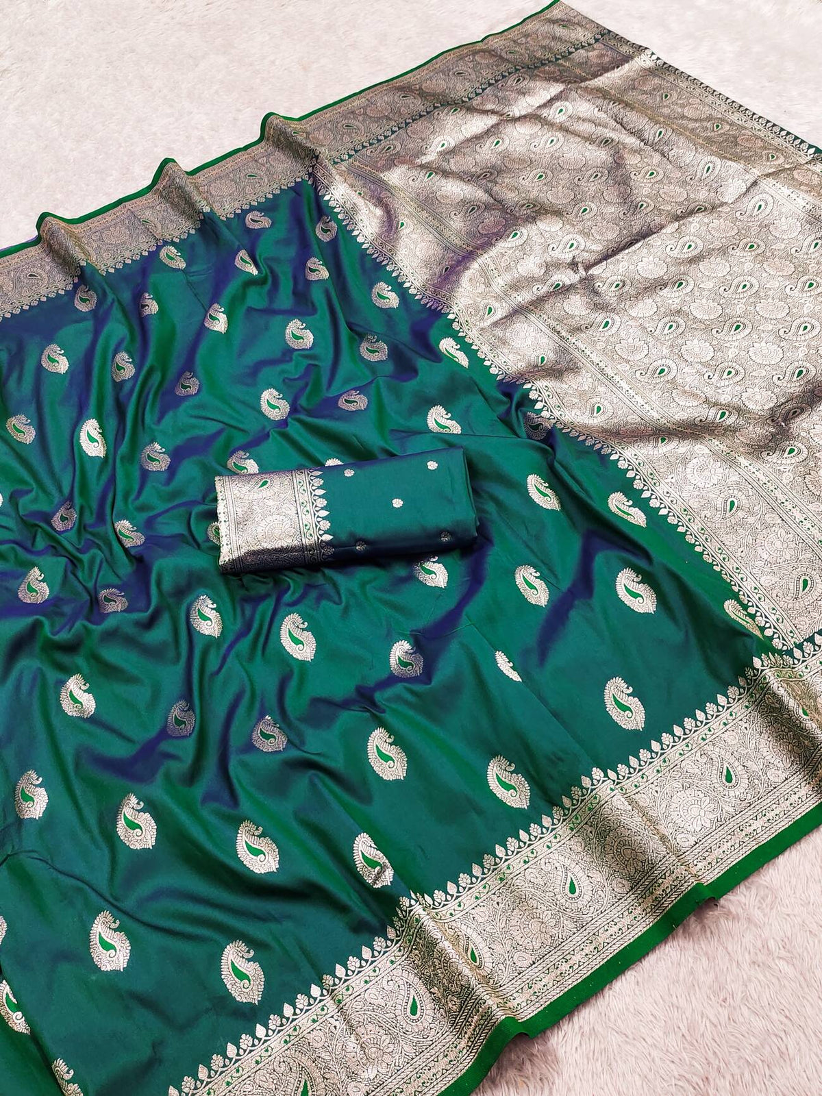 Winsome Rama Pure Banarasi Silk Saree With Efflorescence Blouse Piece