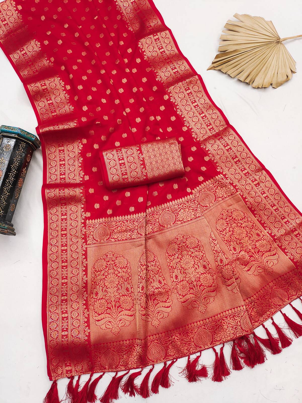 Sempiternal Red Pure Viscose Dola Silk Saree With Scrupulous Blouse Piece