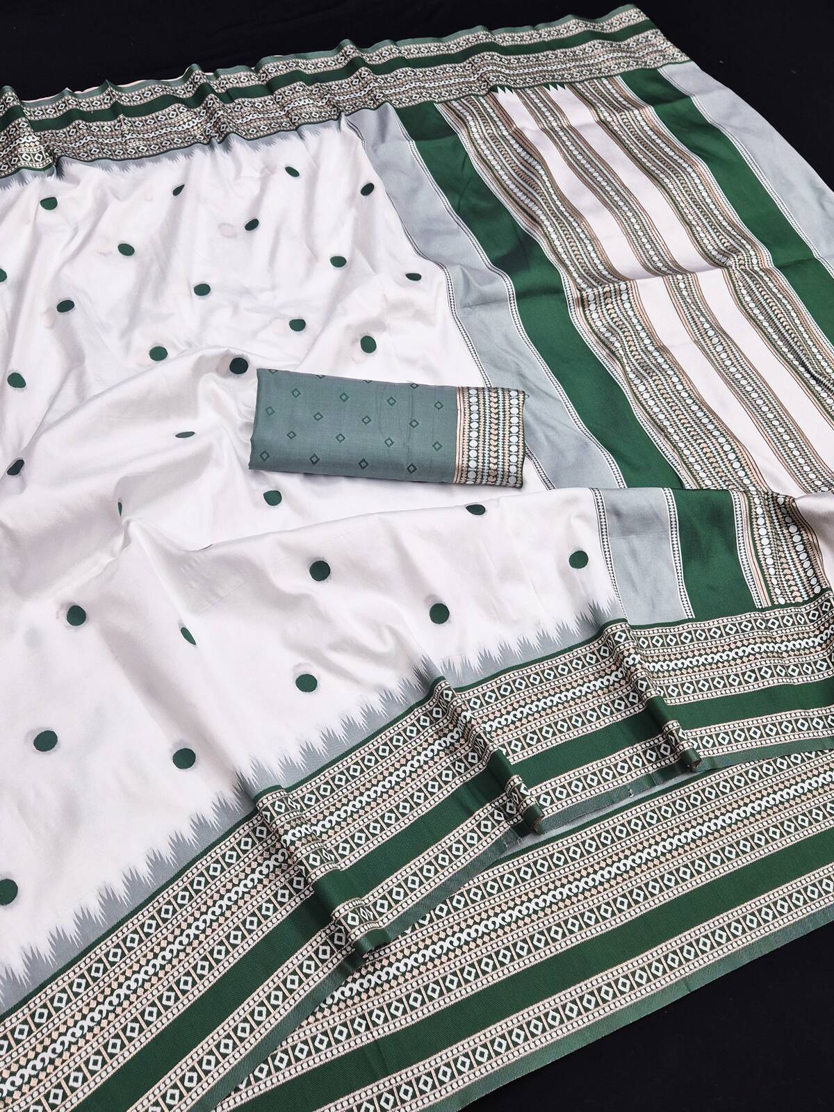 Ideal Off White Pure Banarasi Silk Saree With Delightful Blouse Piece