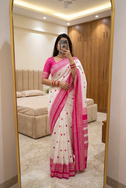 Inspiring Off White Pure Banarasi Silk Saree With Flaunt Blouse Piece