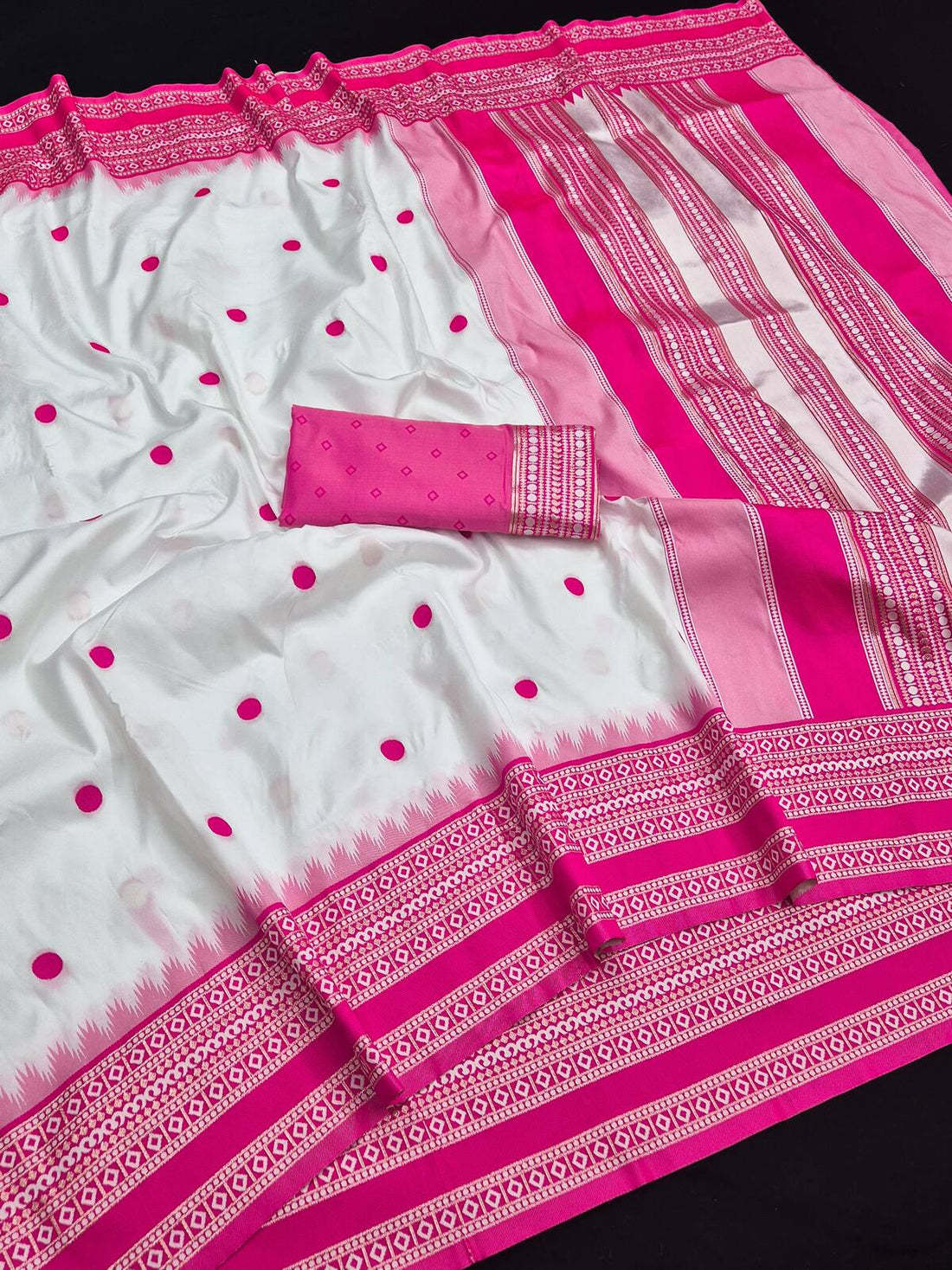 Inspiring Off White Pure Banarasi Silk Saree With Flaunt Blouse Piece