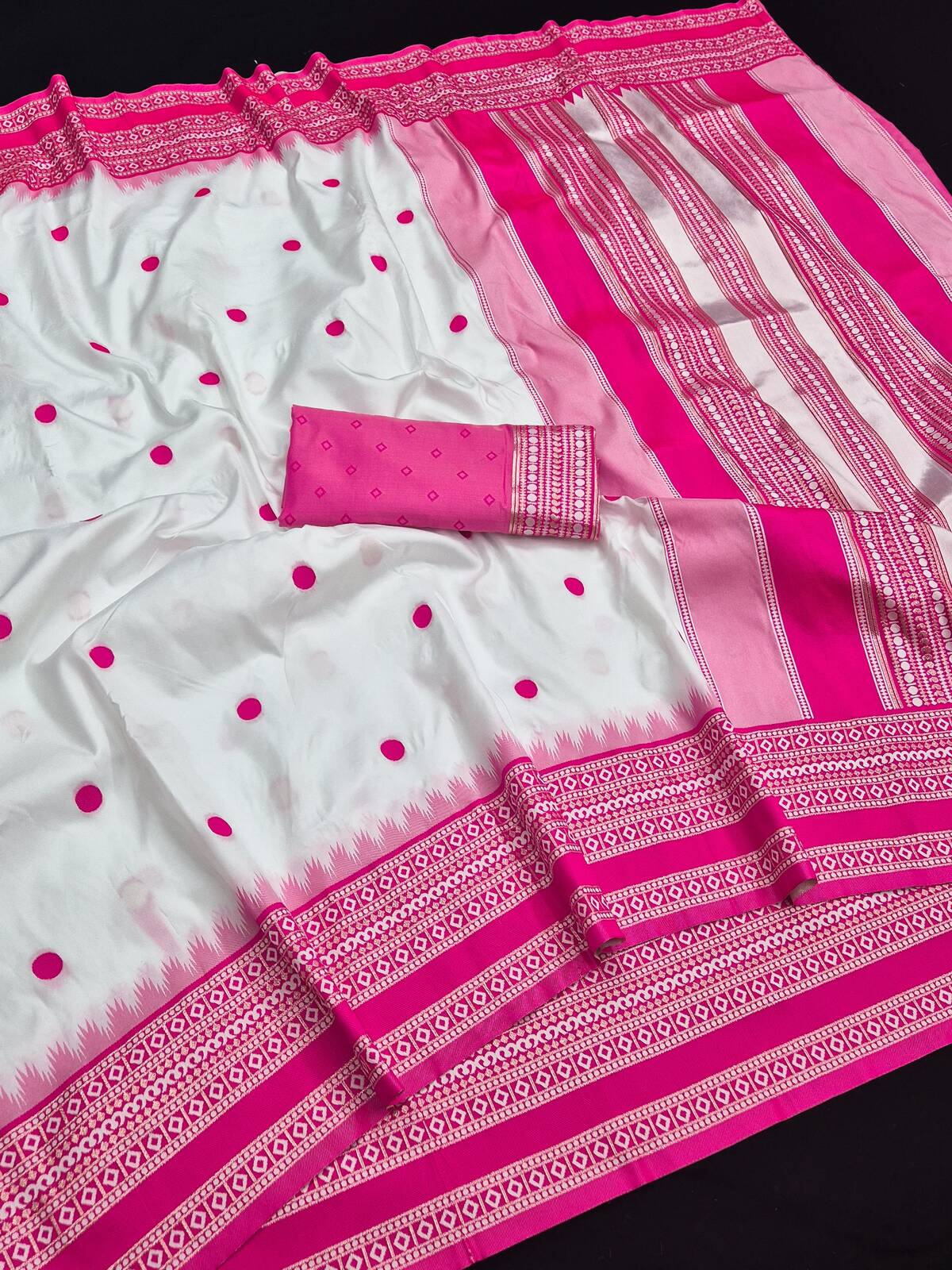 Inspiring Off White Pure Banarasi Silk Saree With Flaunt Blouse Piece