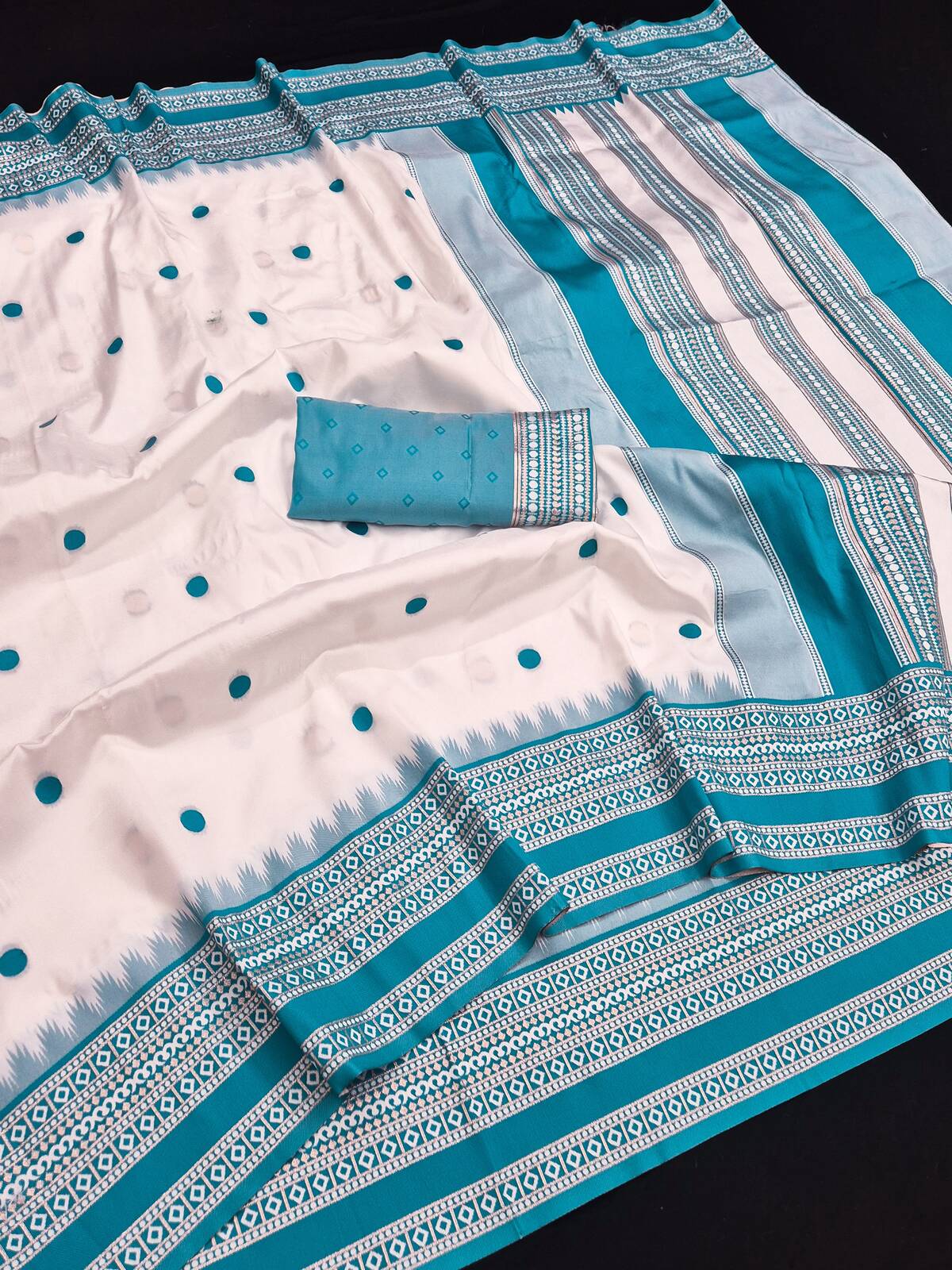 Arresting Off White Pure Banarasi Silk Saree With Energetic Blouse Piece
