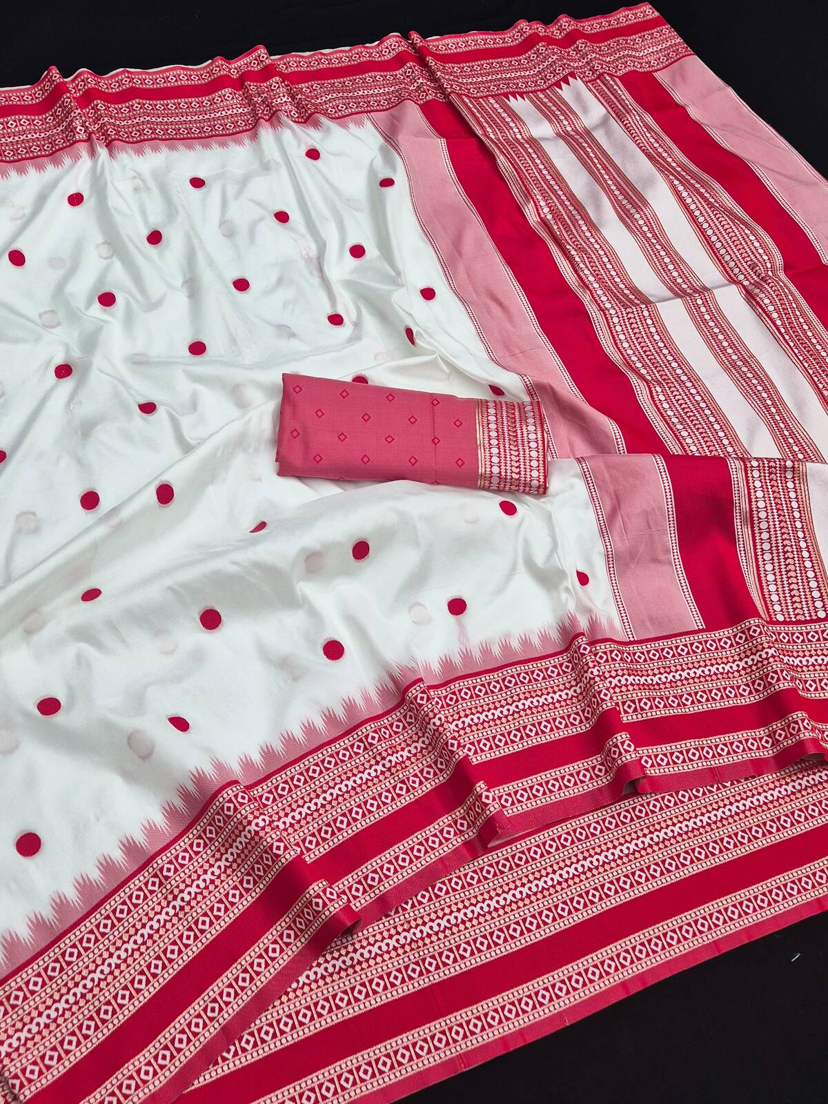 Glorious Off White Pure Banarasi Silk Saree With Felicitous Blouse Piece