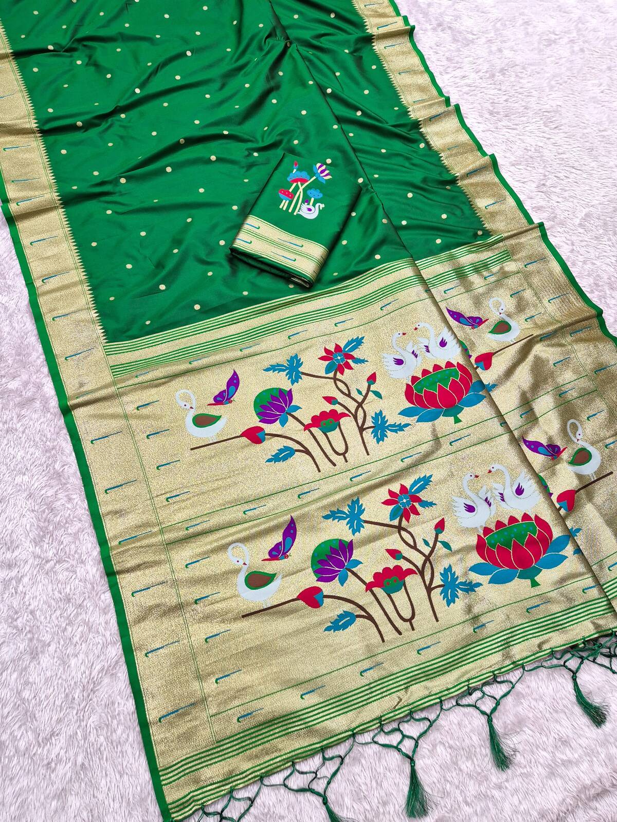 Sumptuous Green Paithani Silk Saree With Flamboyant Blouse Piece