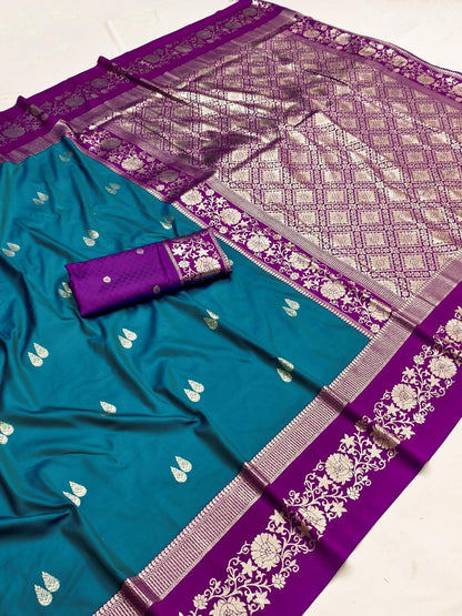 Engrossing Rama Pure Zari Weaving Banarasi Silk Saree With Inspiring Blouse Piece