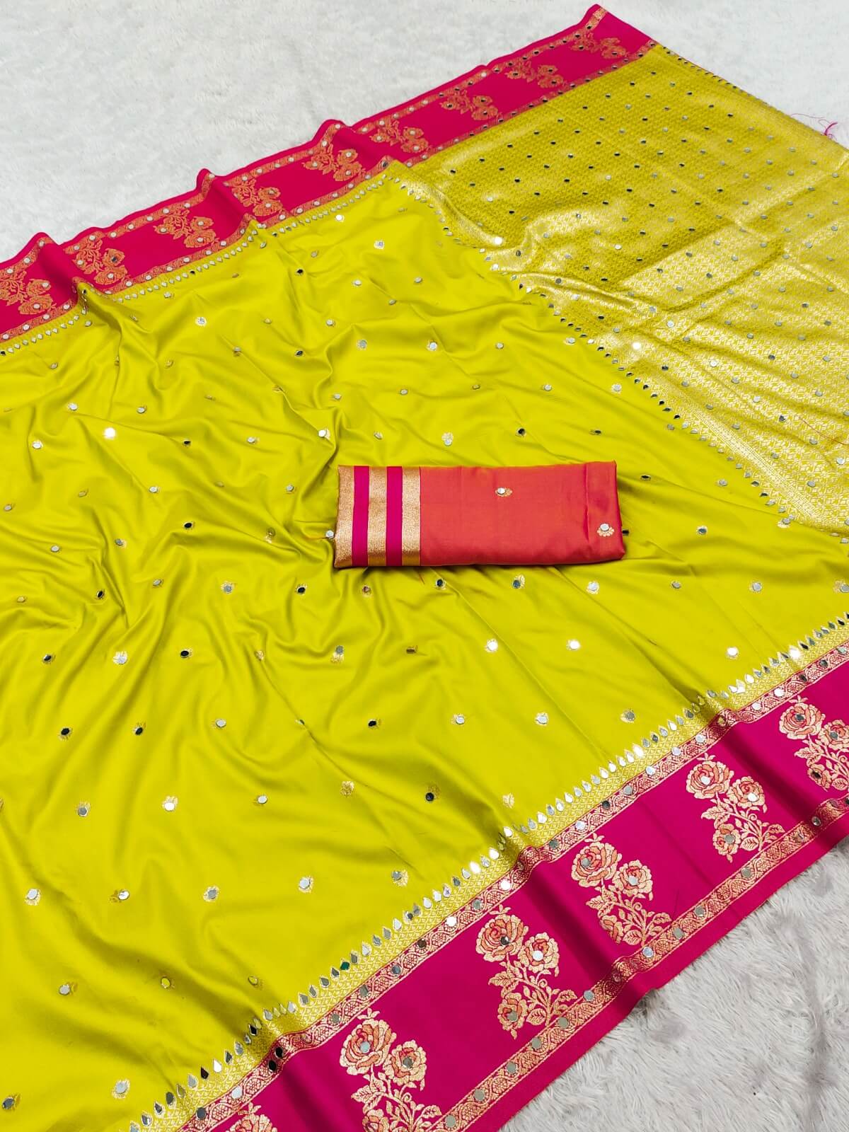 Marvellous Parrot Pure Banarasi Silk Saree With Propinquity Blouse Piece