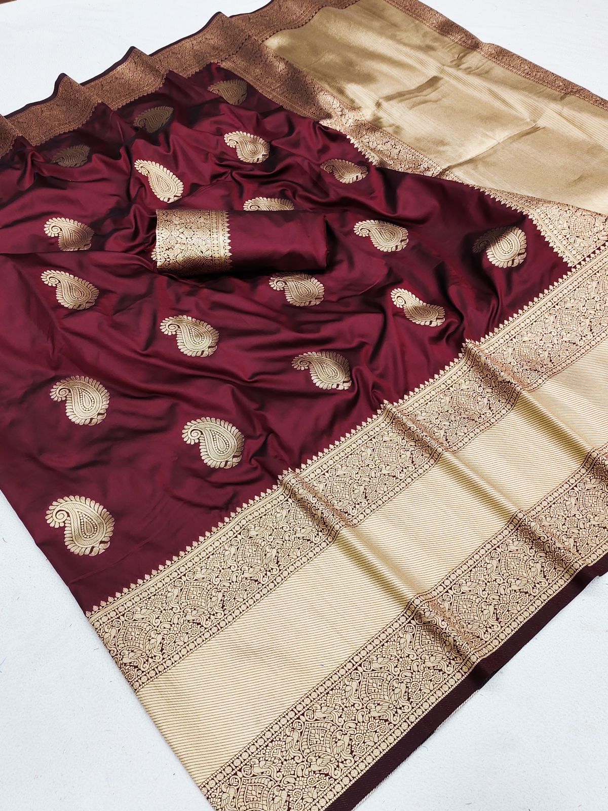 Felicitous Maroon Soft Banarasi Silk Saree With Lustrous Blouse Piece