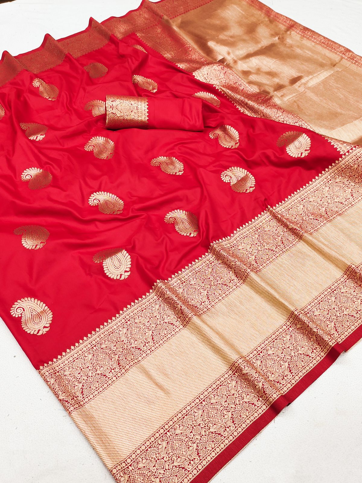 Artistic Red Soft Banarasi Silk Saree With Dulcet Blouse Piece