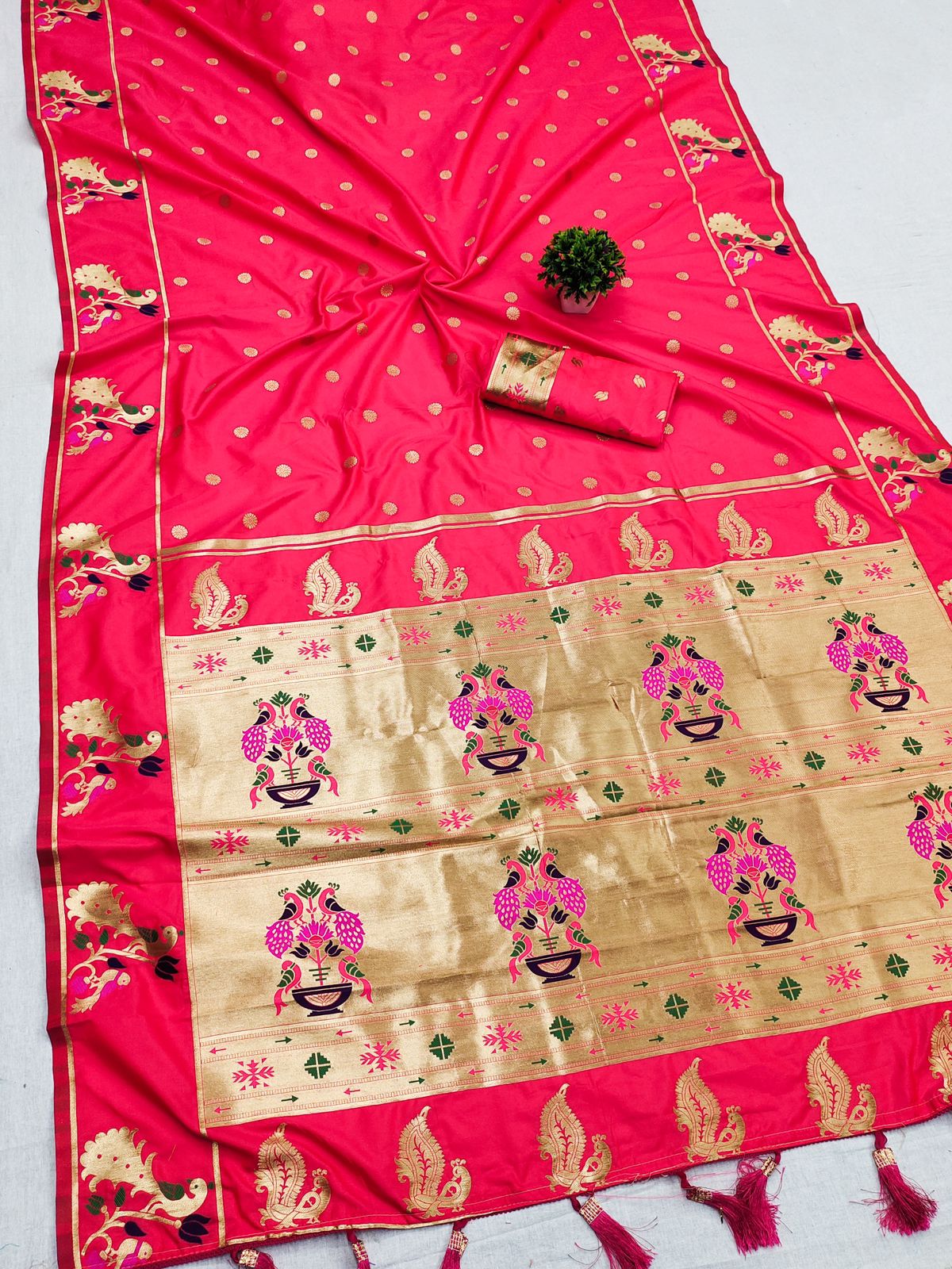 Magnificat Pink Paithani Silk Saree With Aplomb Blouse Piece