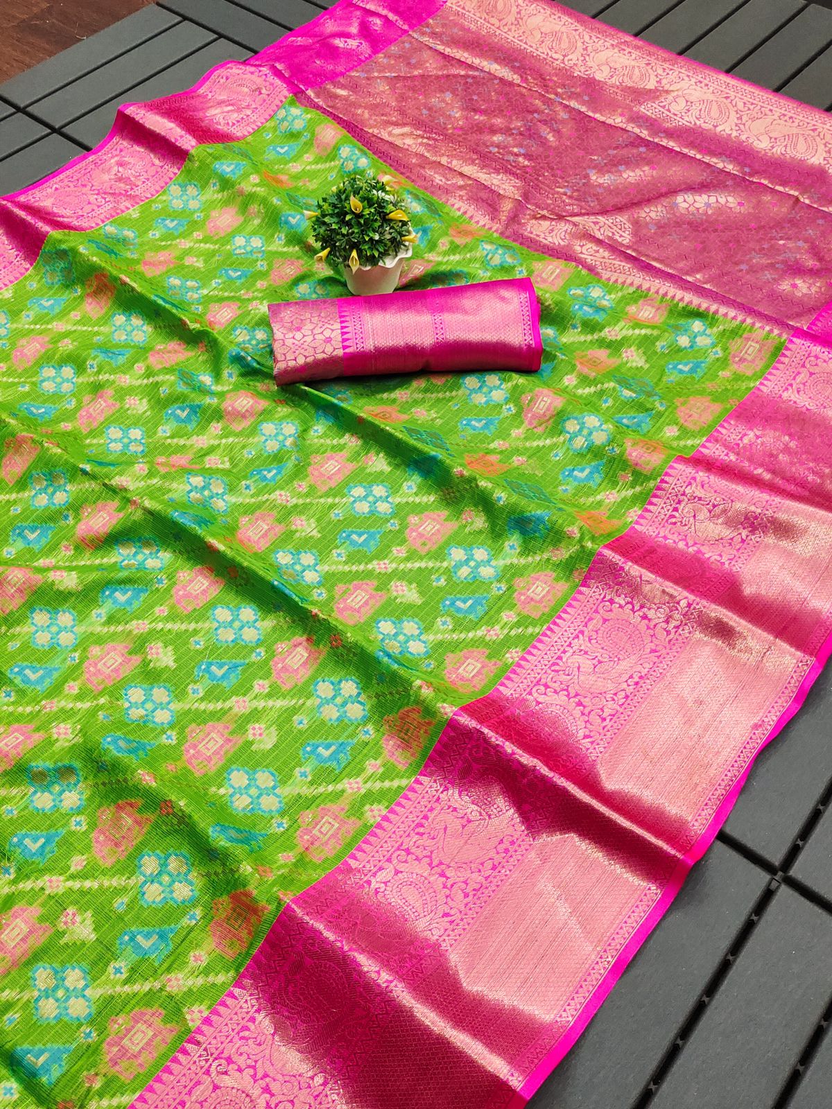 Enticing Pista Cotton Silk Saree With Effervescent Blouse Piece