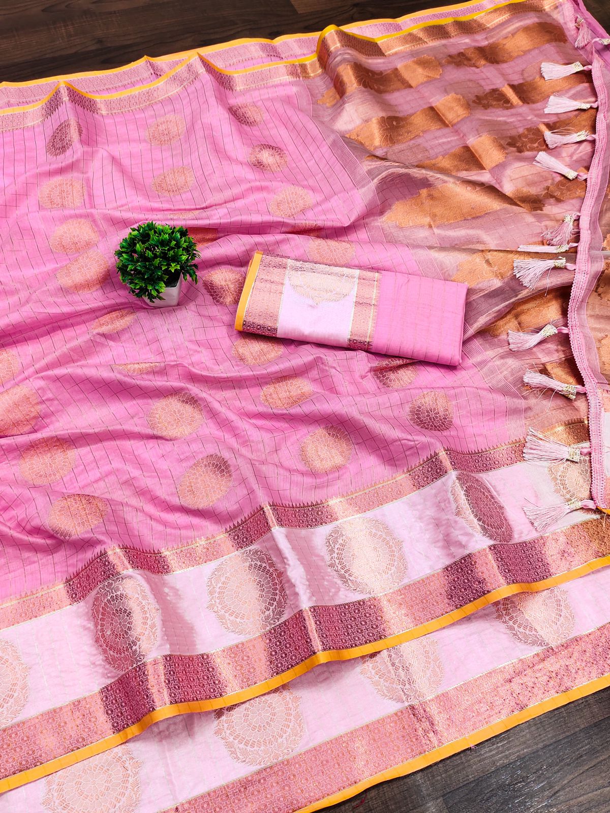 Symmetrical Pink Cotton Silk Saree With Jubilant Blouse Piece