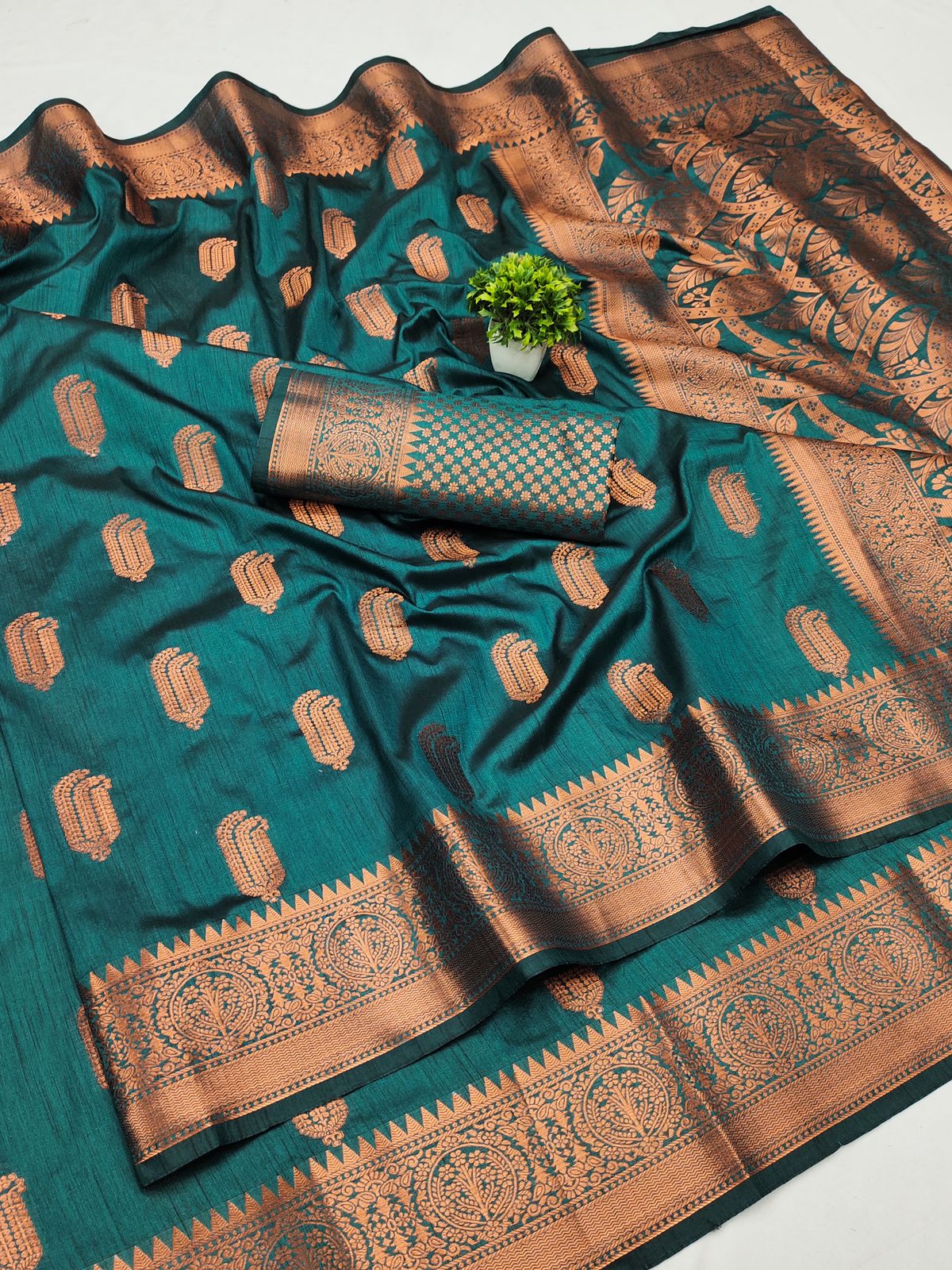 Sumptuous Rama Soft Banarasi Silk Saree With Snappy Blouse Piece