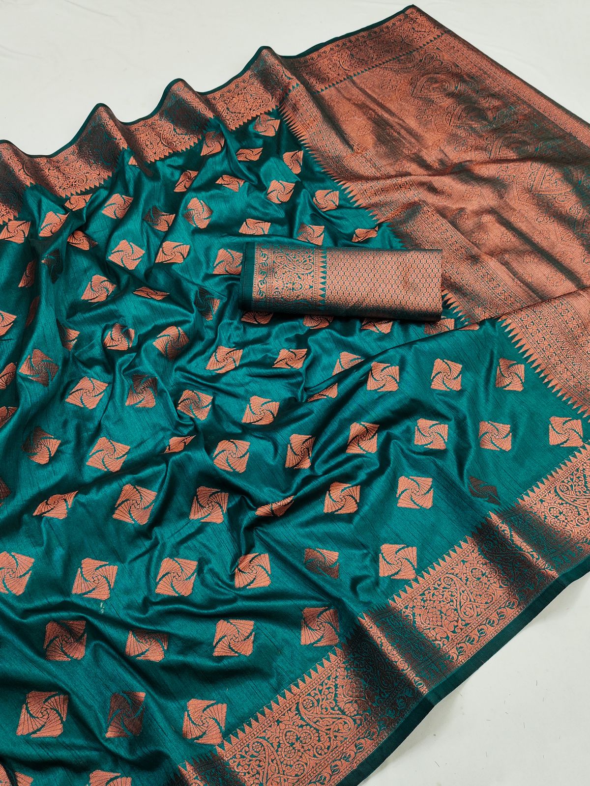 Scrumptious Rama Soft Banarasi Silk Saree With Glamorous Blouse Piece