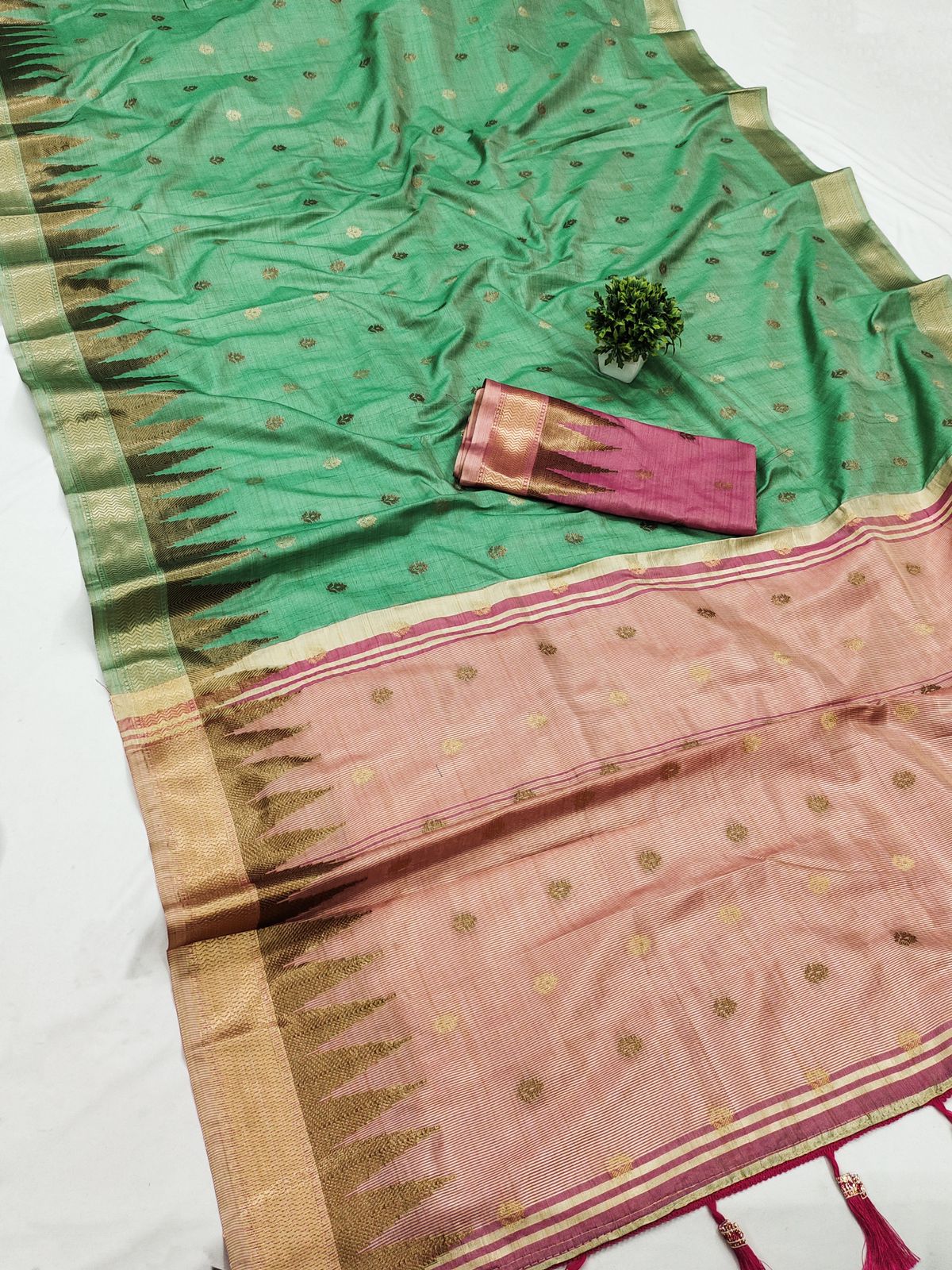 Chatoyant Green Soft Banarasi Silk Saree With Gossamer Blouse Piece