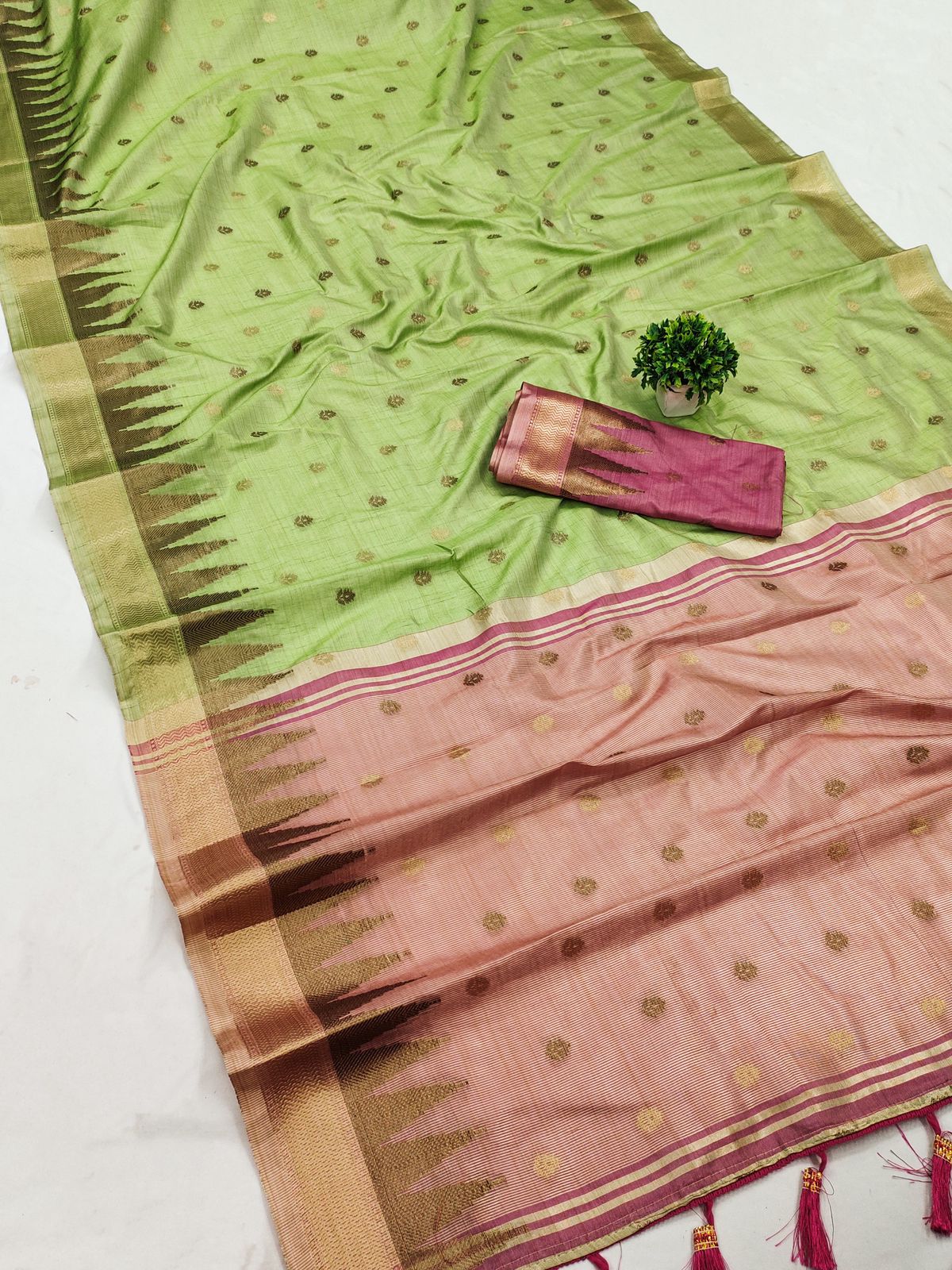 Beautiful Perrot Soft Banarasi Silk Saree With Prominent Blouse Piece