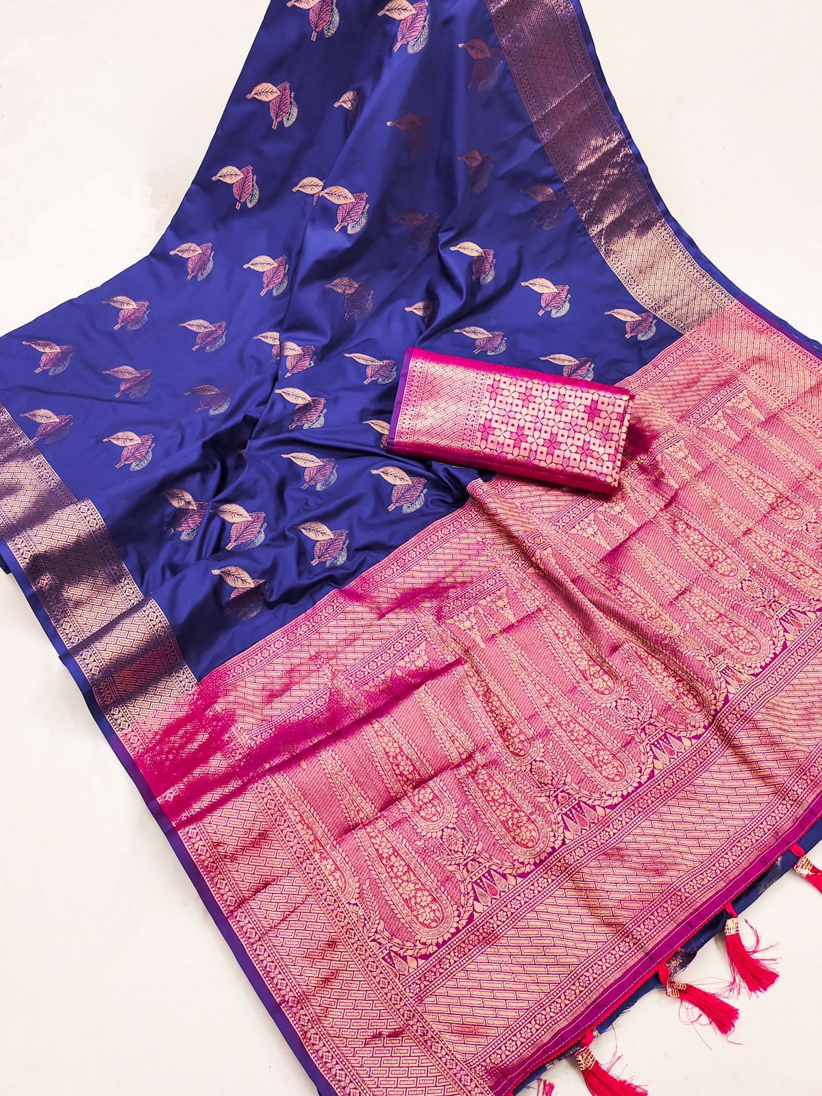 Engaging Navy Blue Soft Banarasi Silk Saree With Exuberant Blouse Piece