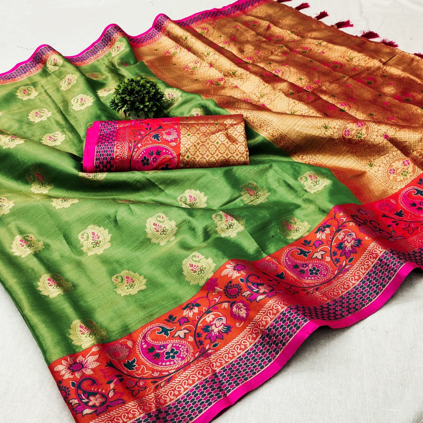 Delectable Perrot Soft Banarasi Silk Saree With Artistic Blouse Piece