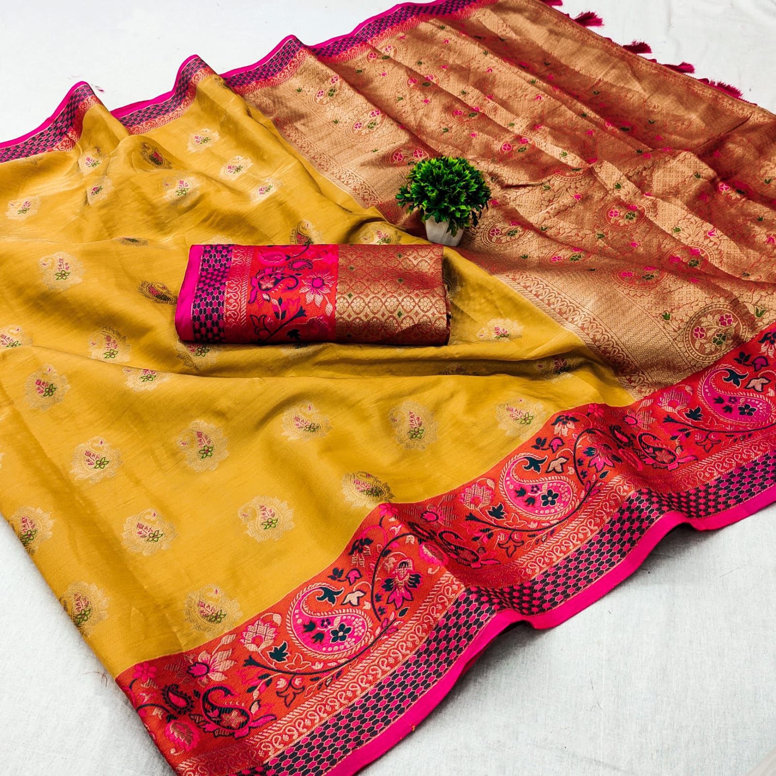 Confounding Yellow Soft Banarasi Silk Saree With Fantabulous Blouse Piece