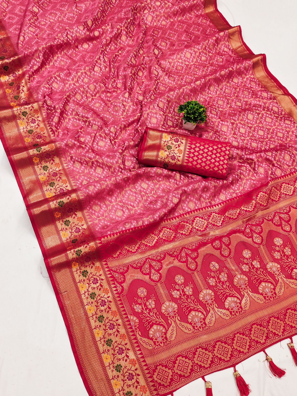 Phenomenal Dark Pink Soft Banarasi Silk Saree With Arresting Blouse Piece