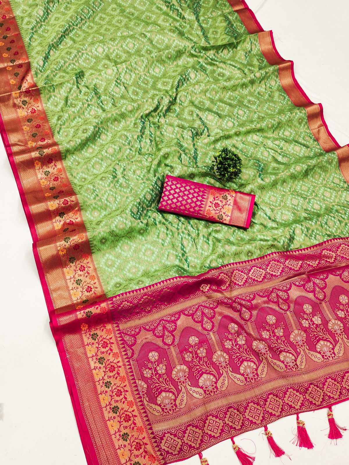 Deserving Green Soft Banarasi Silk Saree With Glorious Blouse Piece