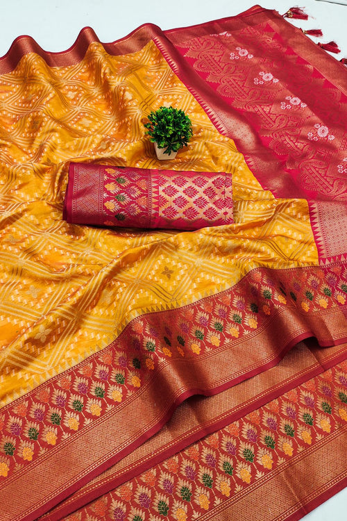 Load image into Gallery viewer, Adoring Yellow Soft Banarasi Silk Saree With Conflate Blouse Piece
