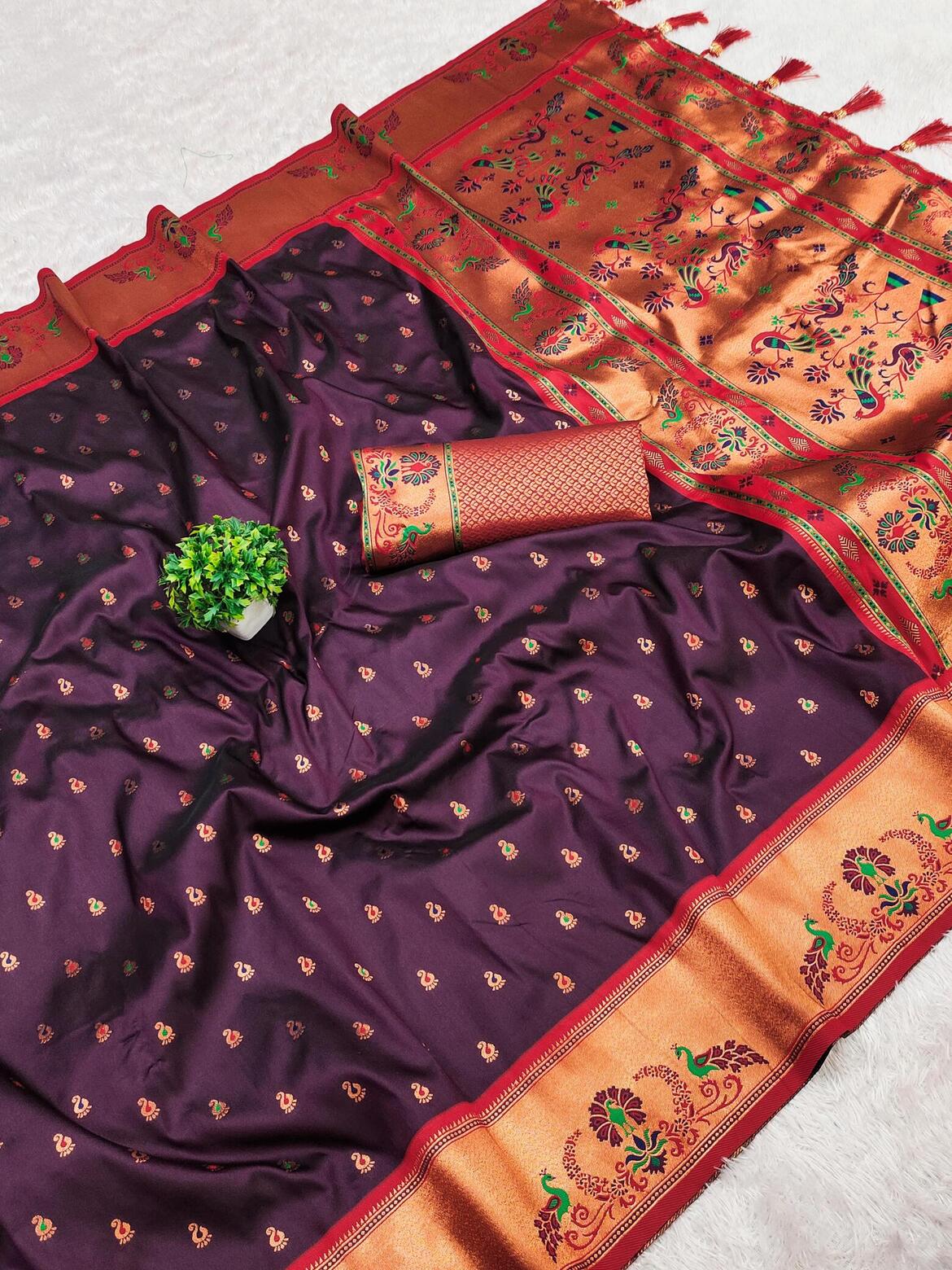 Mesmeric Purple Paithani Silk Saree With Flameboyant Blouse Piece