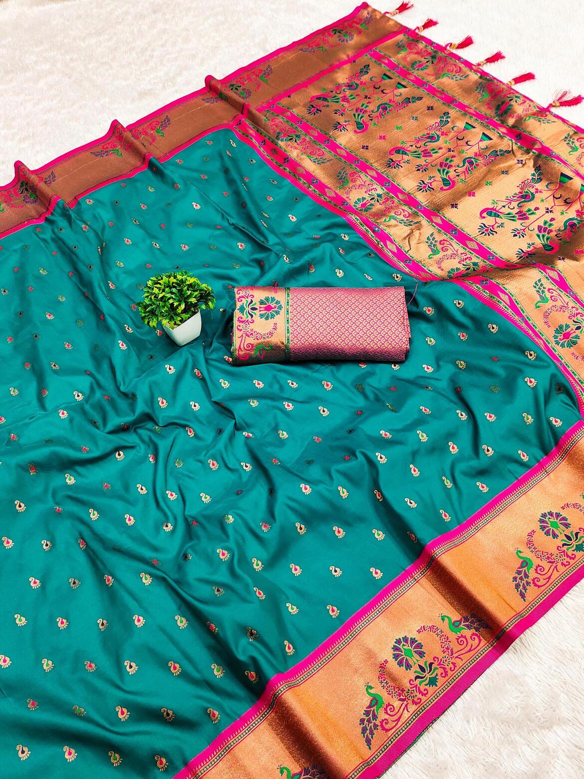 Adoring Rama Paithani Silk Saree With Comely Blouse Piece