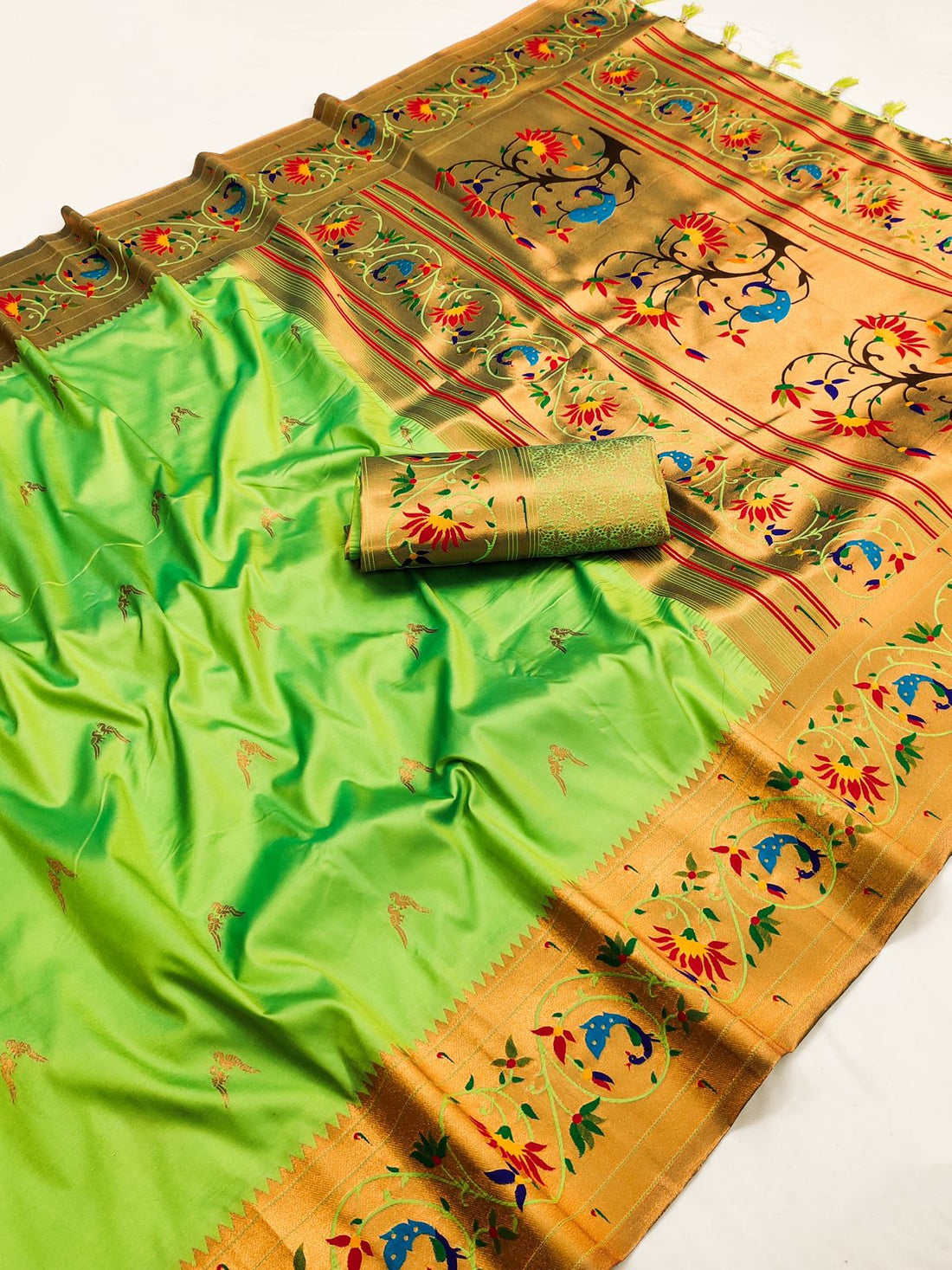 Deserving Parrot Paithani Silk Saree With Alluring Blouse Piece