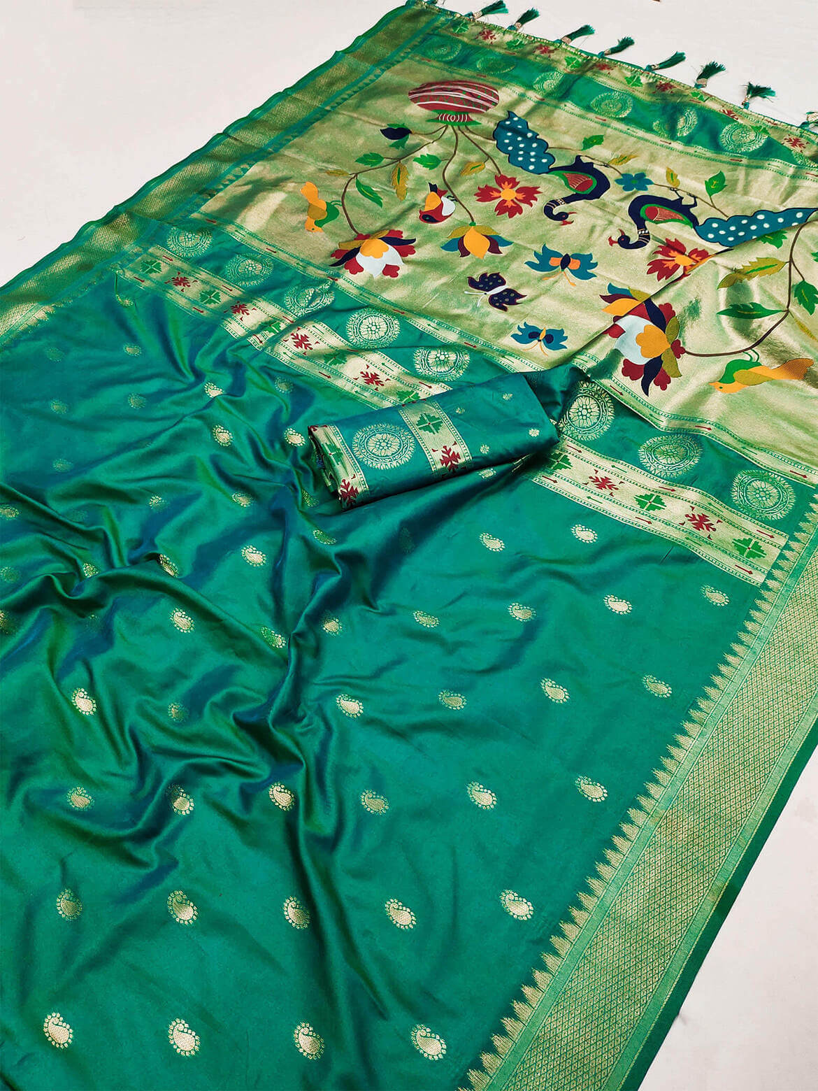 Majestic Rama Paithani Silk Saree With Enthralling Blouse Piece