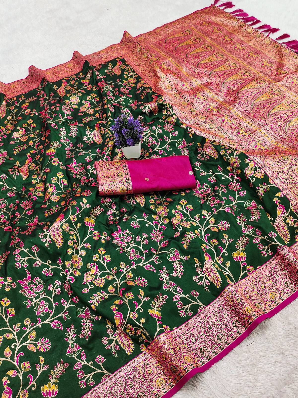 Splendiferous Dark Green Pure Banarasi Silk Saree With Efflorescence Blouse Piece