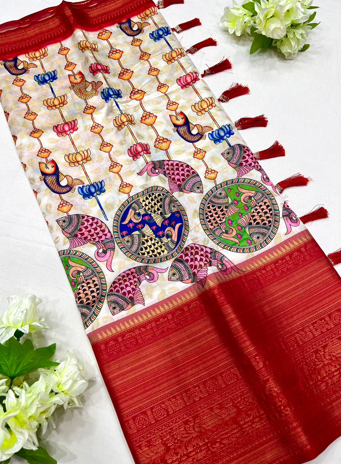 Dissemble Beige Kalamkari Printed Saree With Sempiternal Blouse Piece